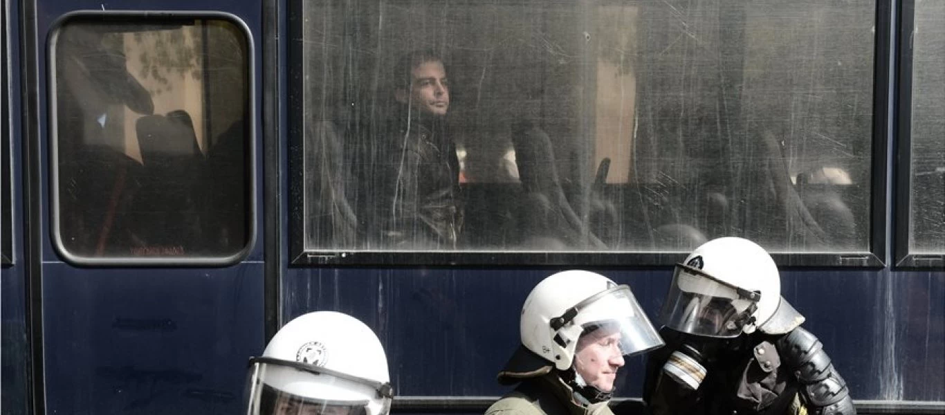 Επεισόδια στην πορεία για τον Δ.Κουφοντίνα - Προσήχθη ο γιός του (φώτο - βίντεο)